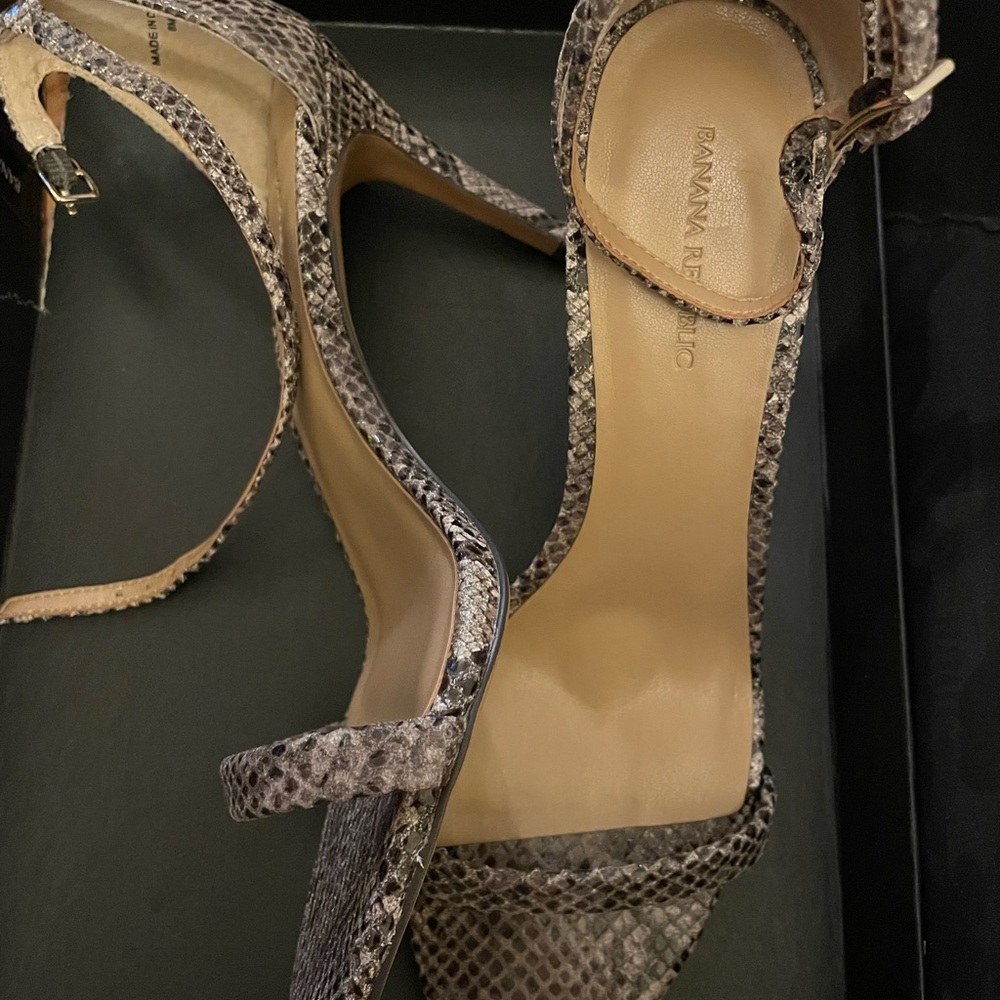 Banana Republic Strappy Heel with snakeskin print - size 8 - New in box